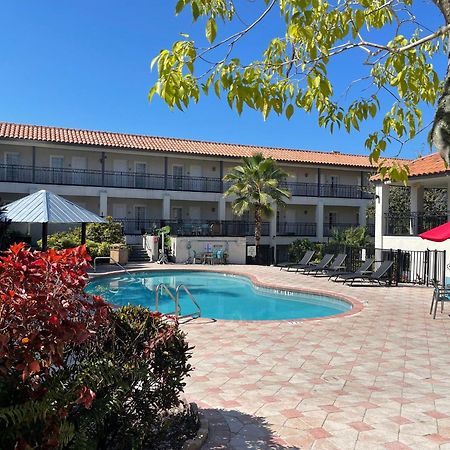 Red Roof Inn Plus & Suites Тампа Экстерьер фото