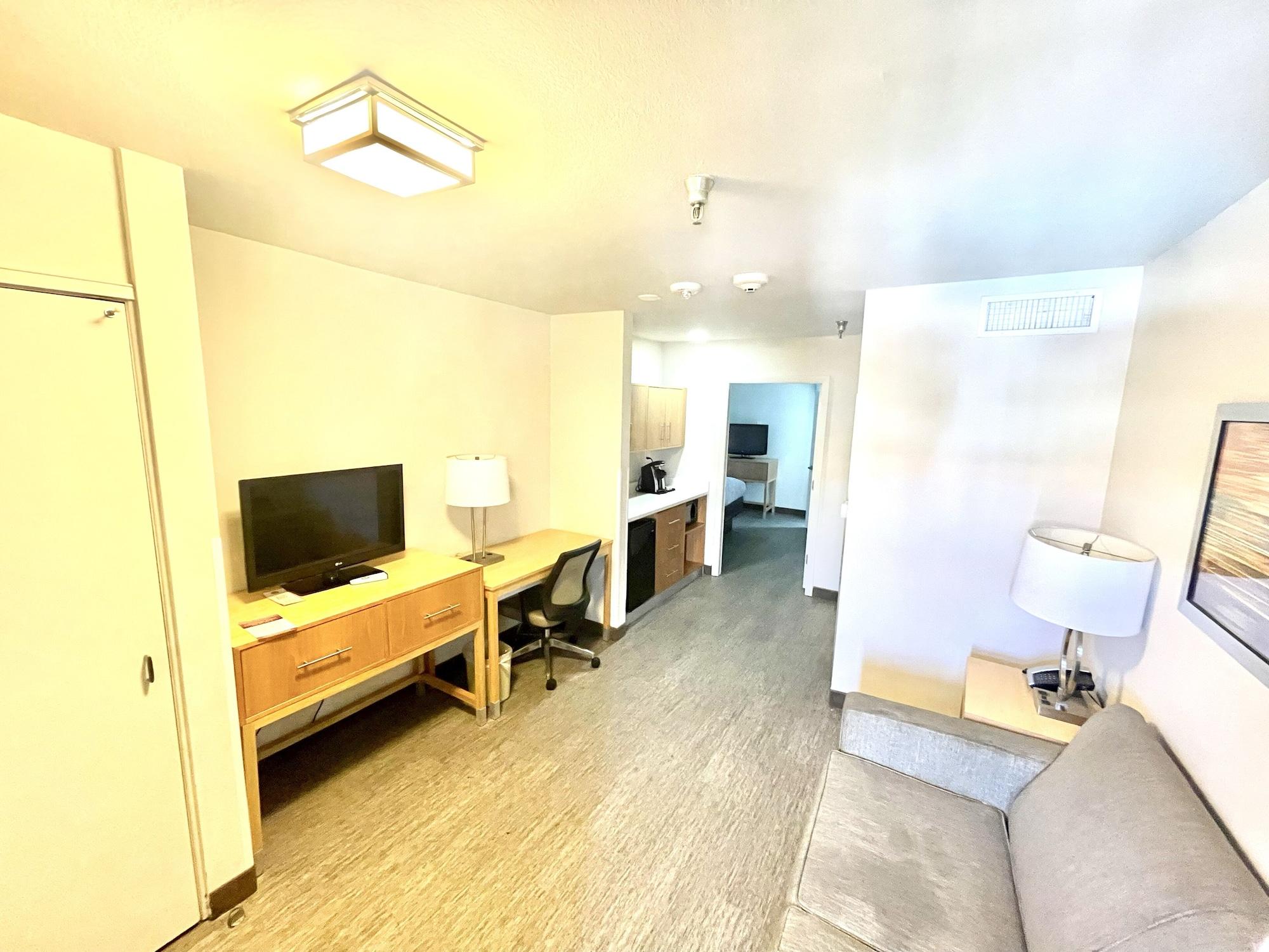 Red Roof Inn Plus & Suites Тампа Экстерьер фото