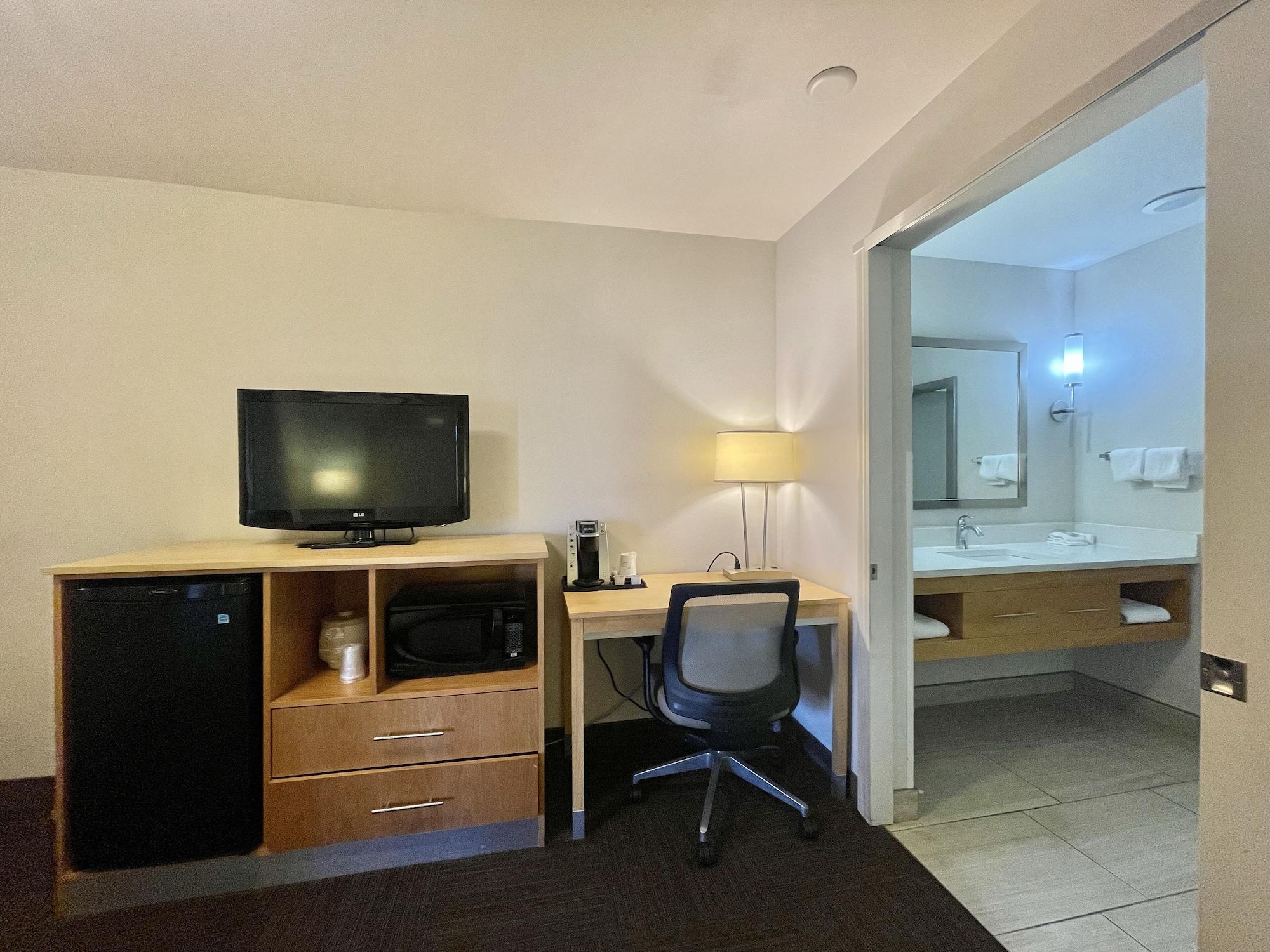 Red Roof Inn Plus & Suites Тампа Экстерьер фото
