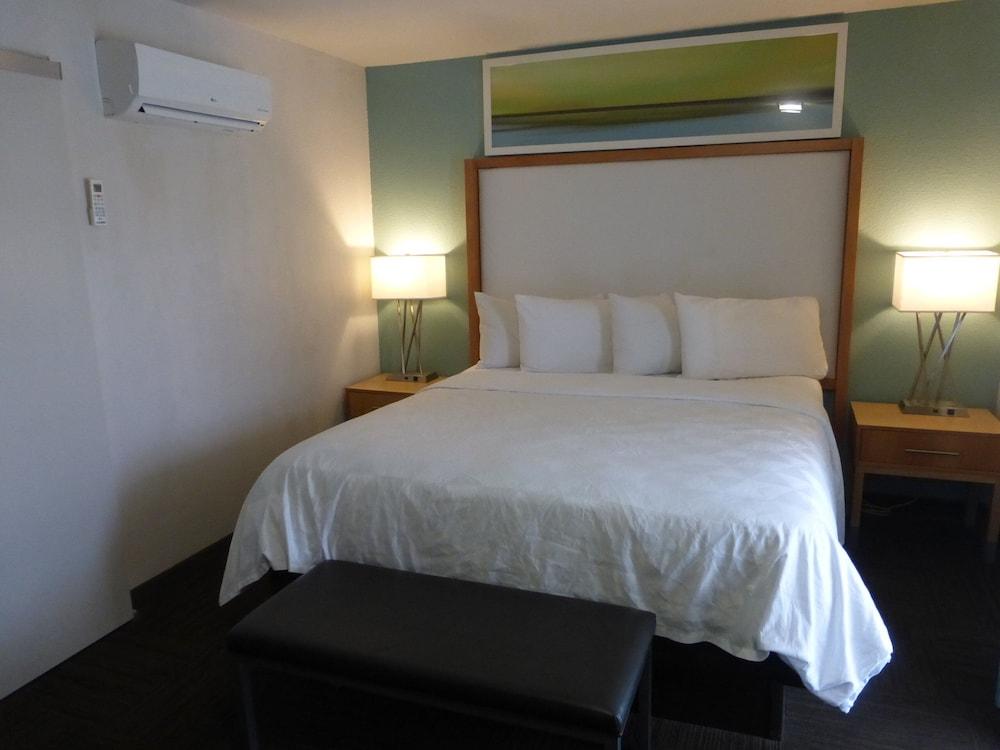 Red Roof Inn Plus & Suites Тампа Экстерьер фото