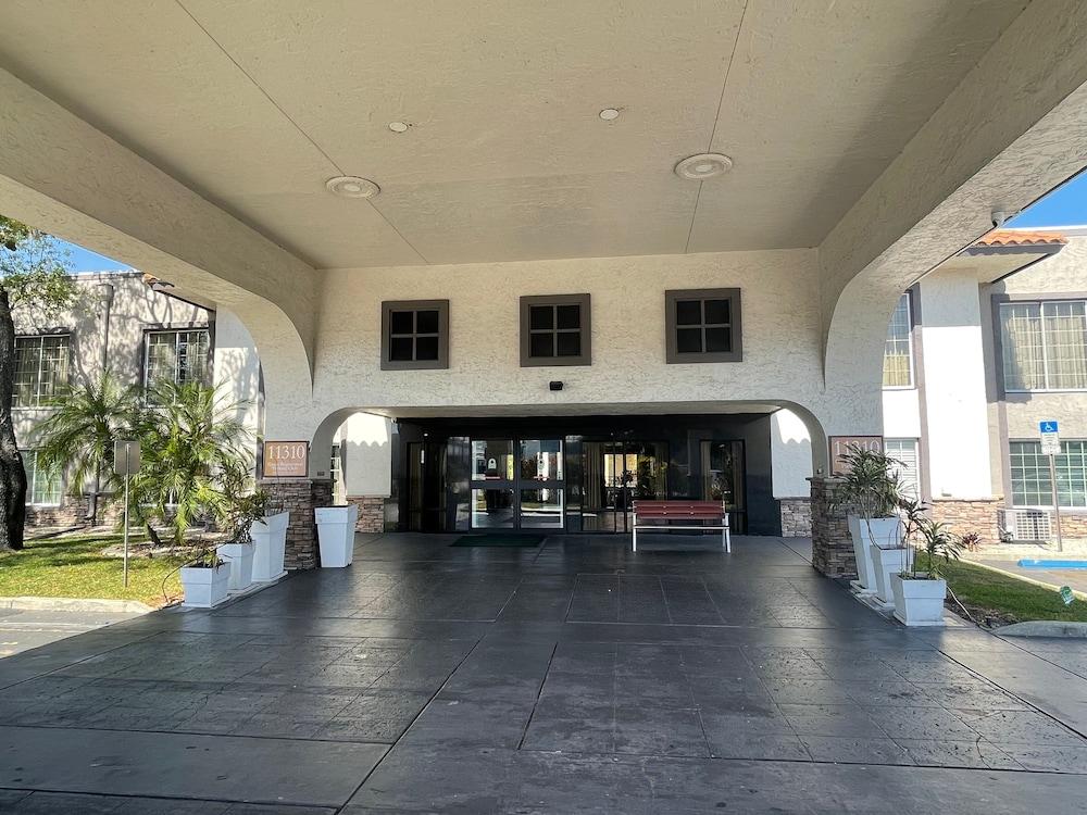 Red Roof Inn Plus & Suites Тампа Экстерьер фото
