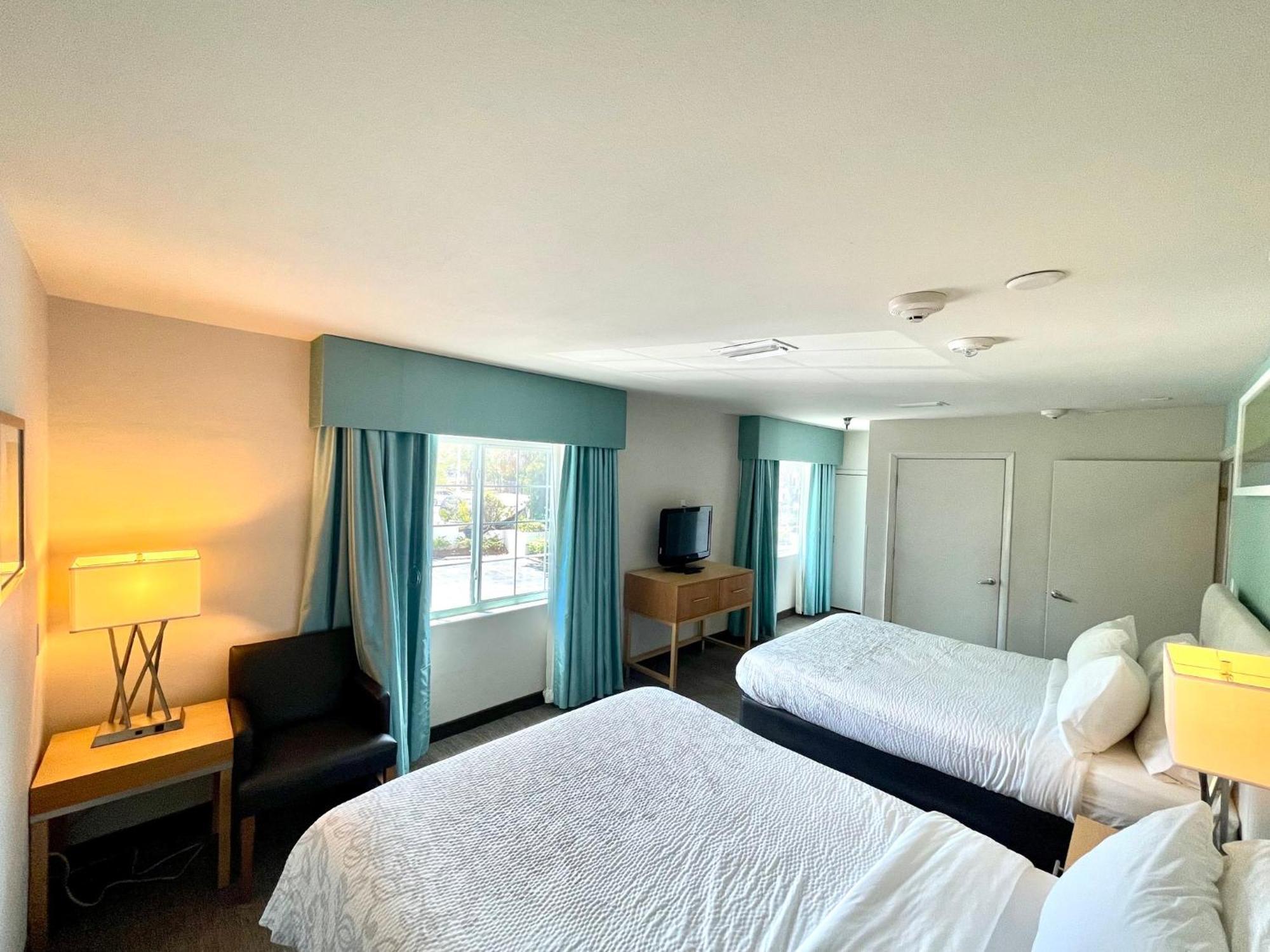 Red Roof Inn Plus & Suites Тампа Экстерьер фото