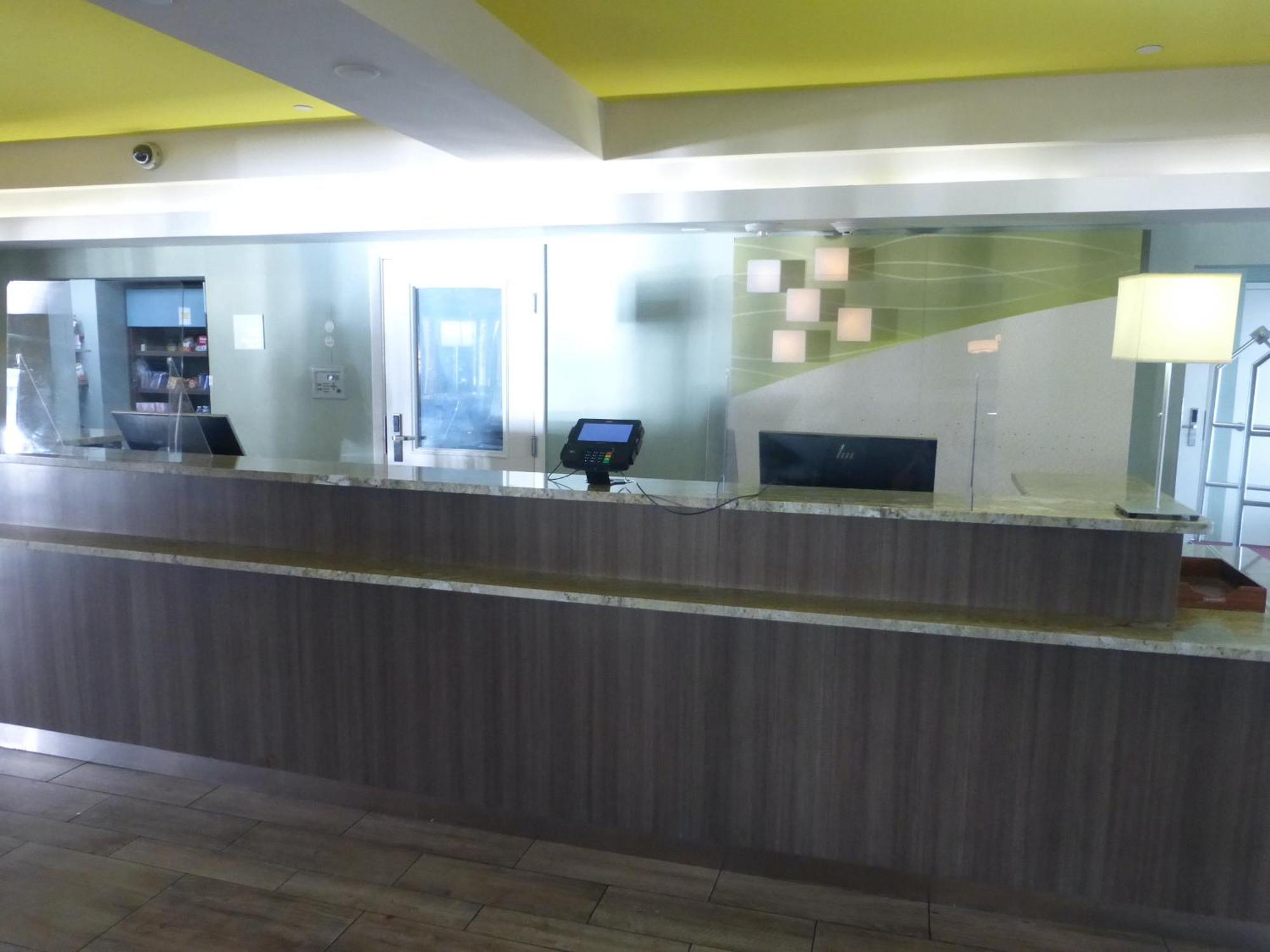 Red Roof Inn Plus & Suites Тампа Экстерьер фото