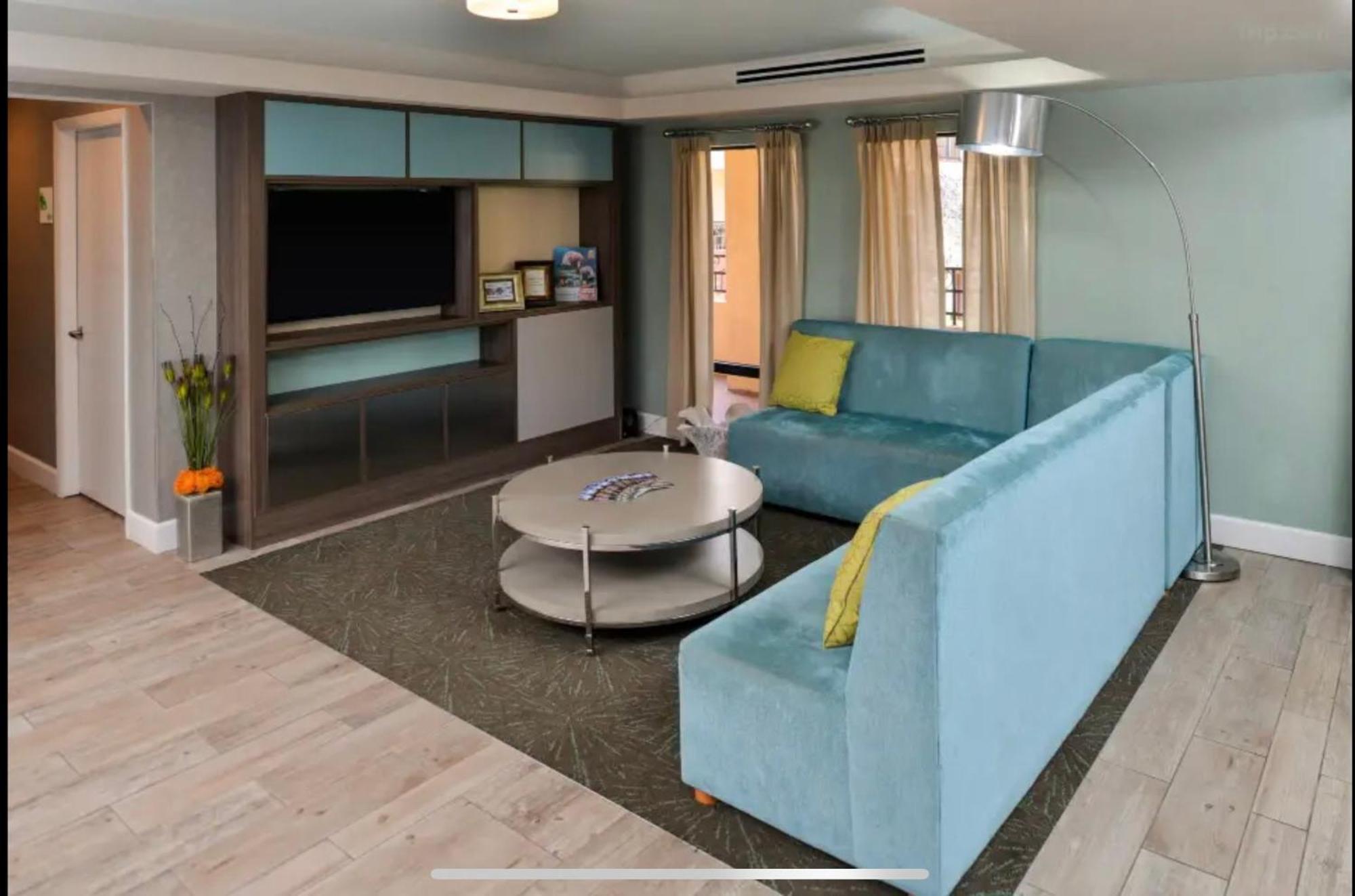 Red Roof Inn Plus & Suites Тампа Экстерьер фото