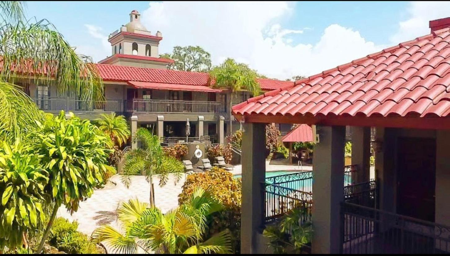 Red Roof Inn Plus & Suites Тампа Экстерьер фото