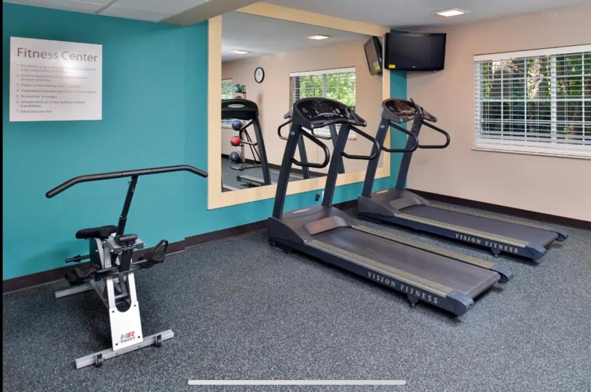 Red Roof Inn Plus & Suites Тампа Экстерьер фото