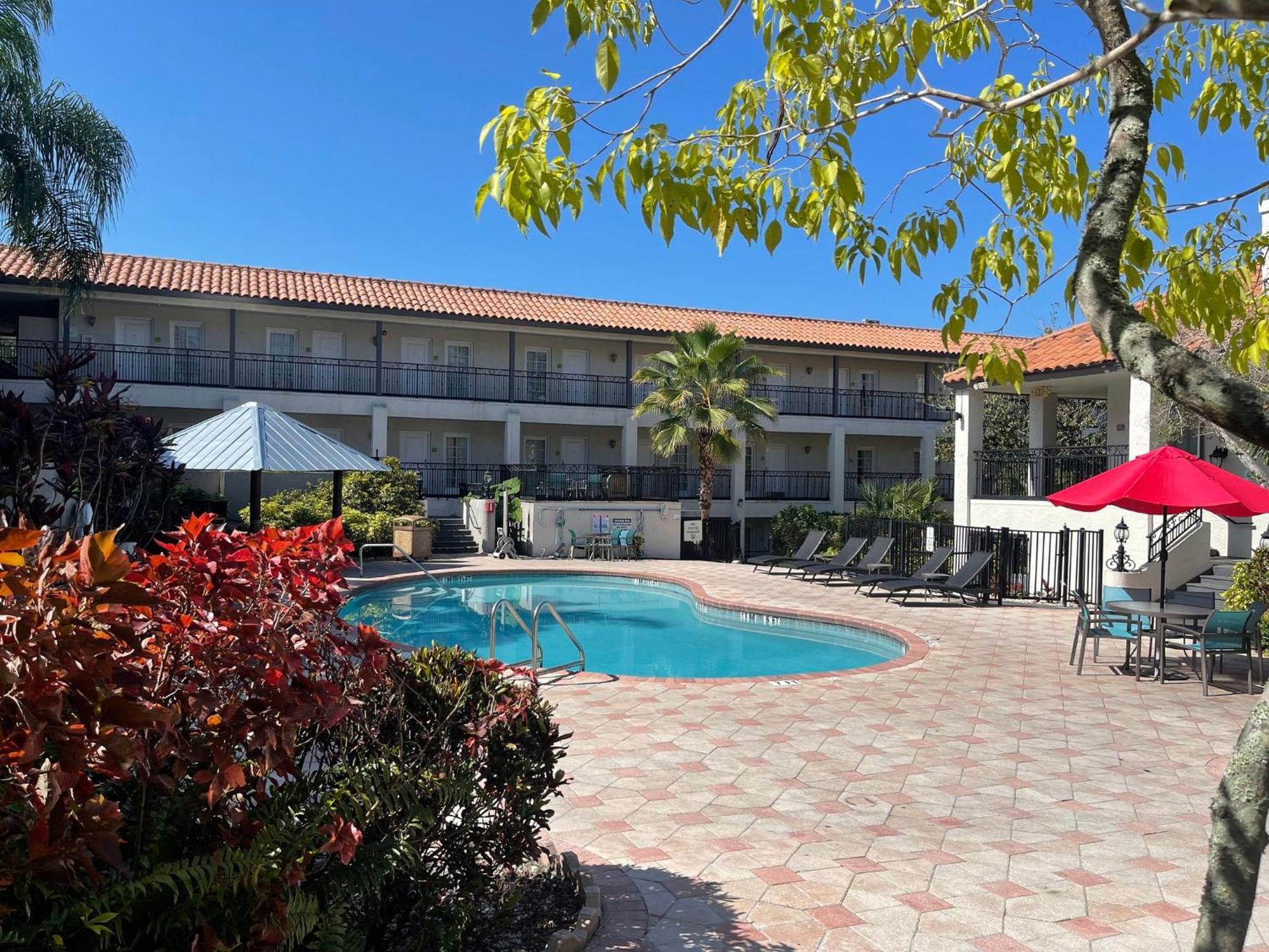 Red Roof Inn Plus & Suites Тампа Экстерьер фото