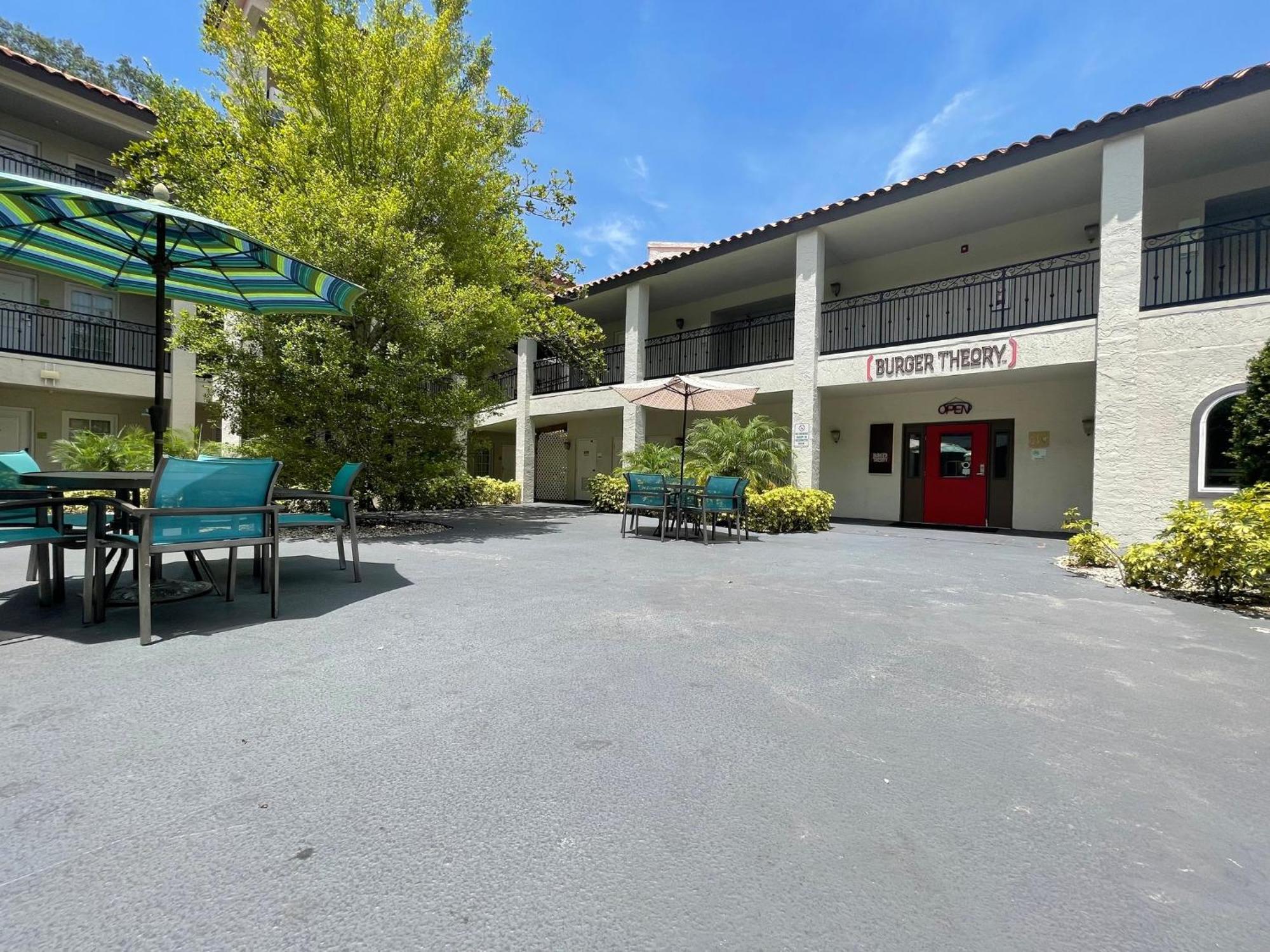 Red Roof Inn Plus & Suites Тампа Экстерьер фото
