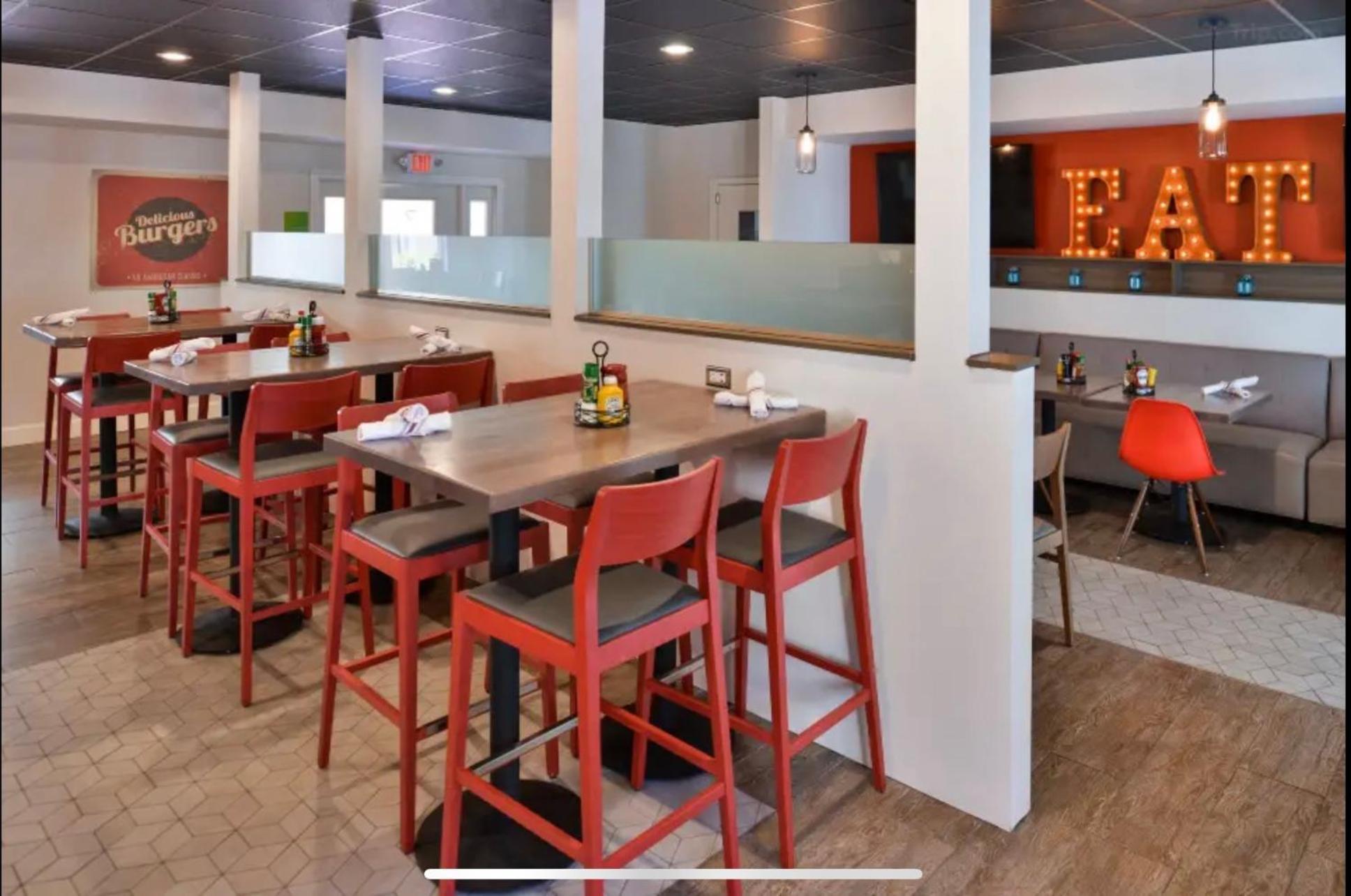 Red Roof Inn Plus & Suites Тампа Экстерьер фото