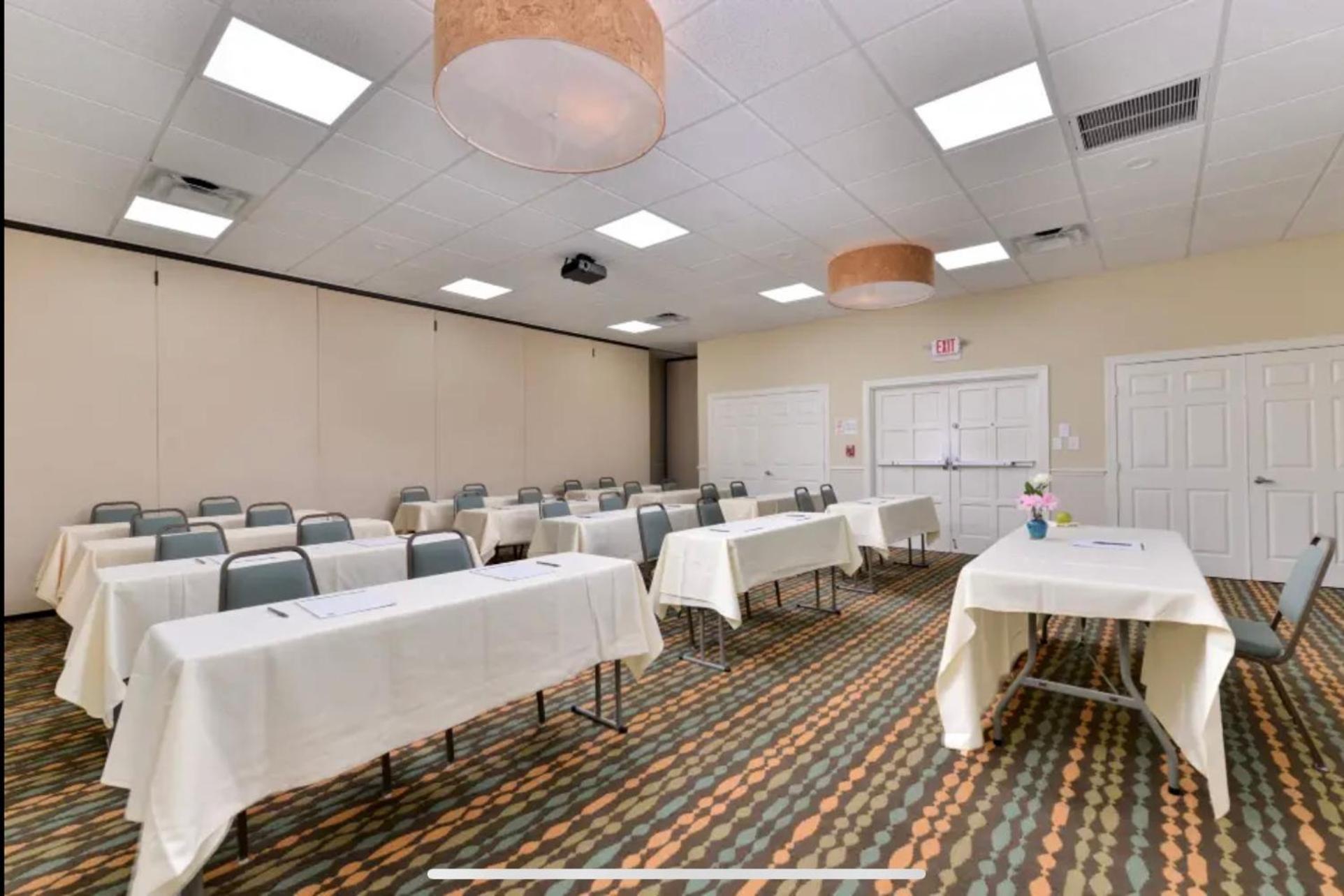 Red Roof Inn Plus & Suites Тампа Экстерьер фото