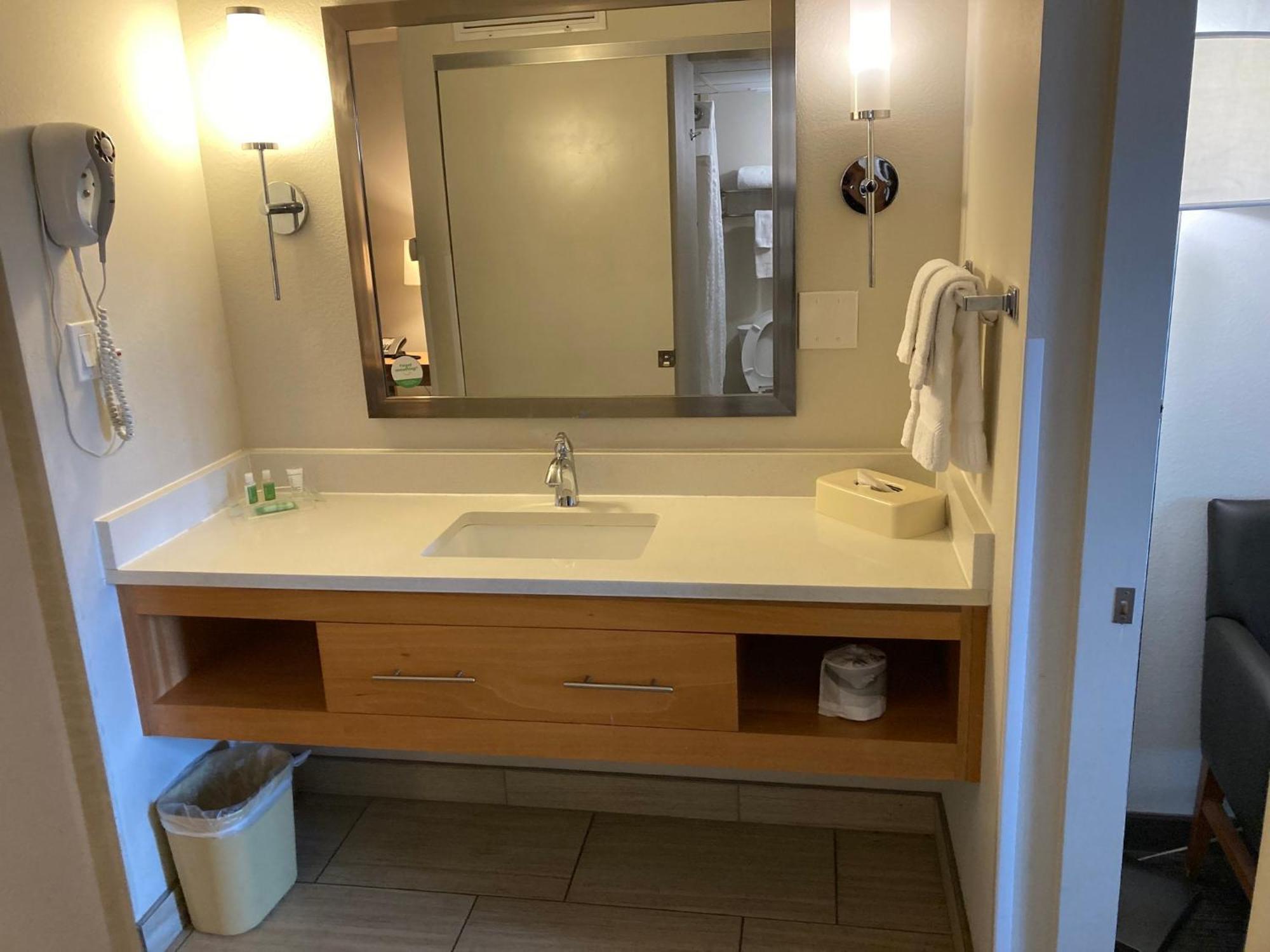 Red Roof Inn Plus & Suites Тампа Экстерьер фото