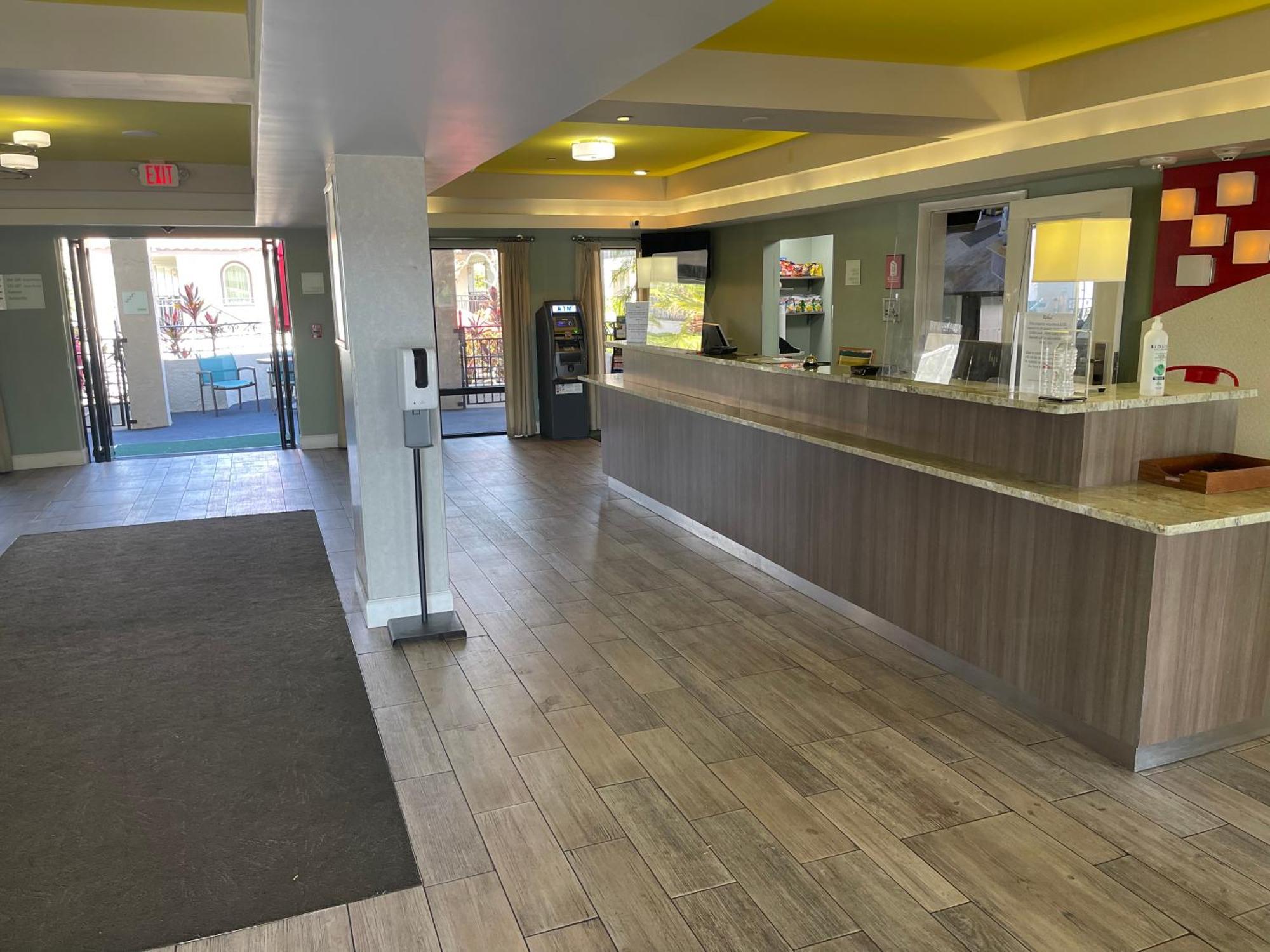 Red Roof Inn Plus & Suites Тампа Экстерьер фото