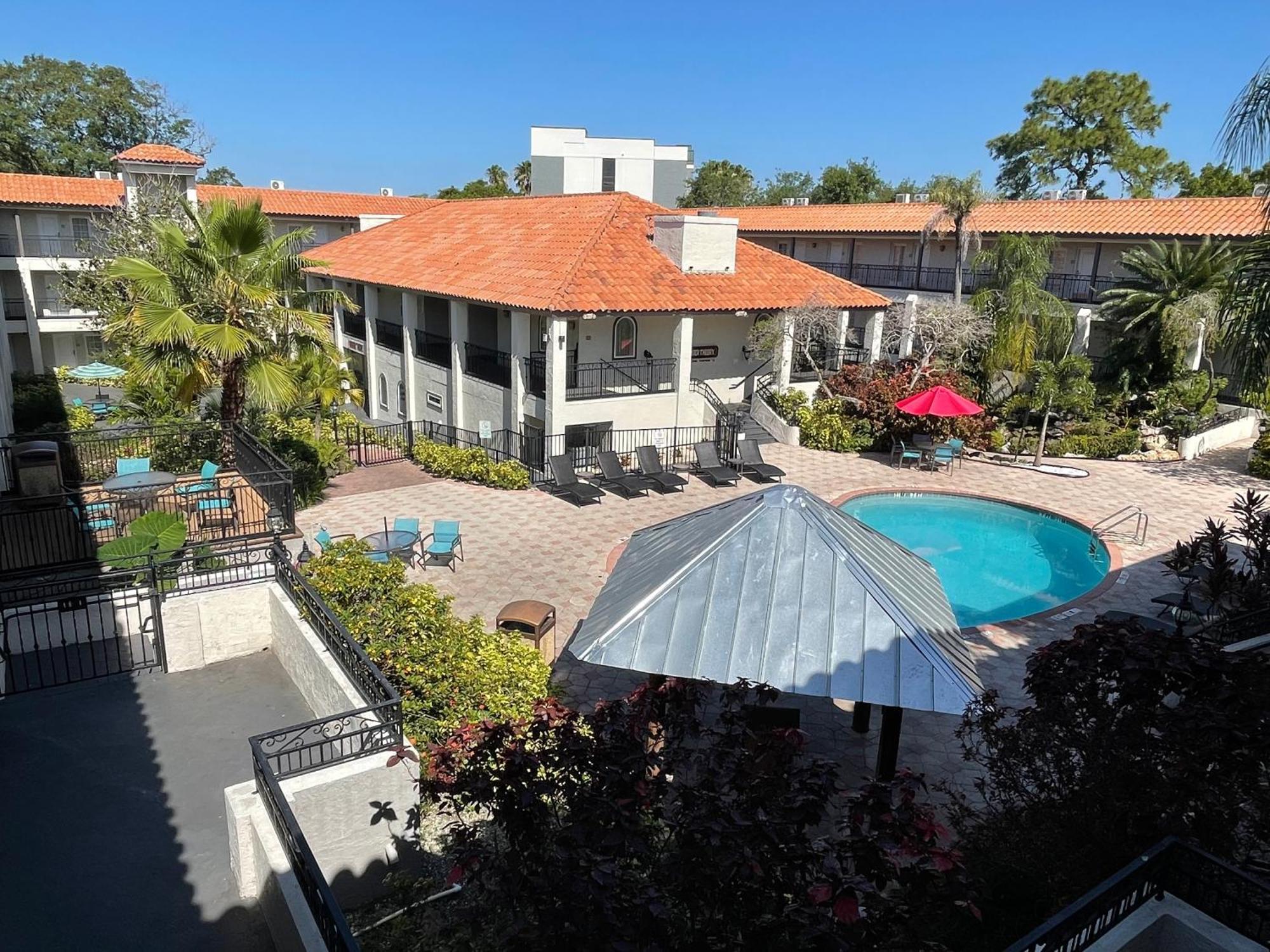 Red Roof Inn Plus & Suites Тампа Экстерьер фото