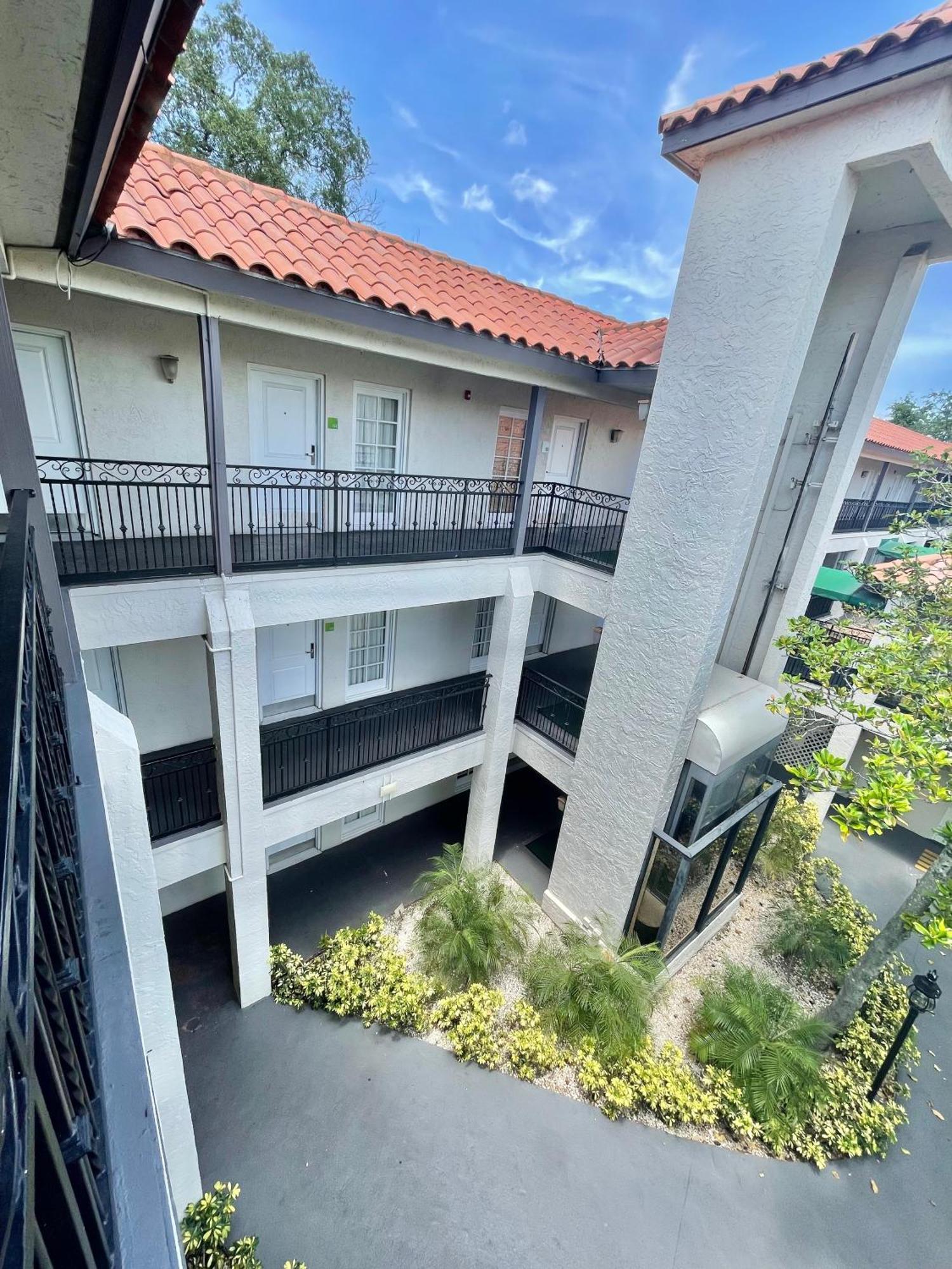 Red Roof Inn Plus & Suites Тампа Экстерьер фото