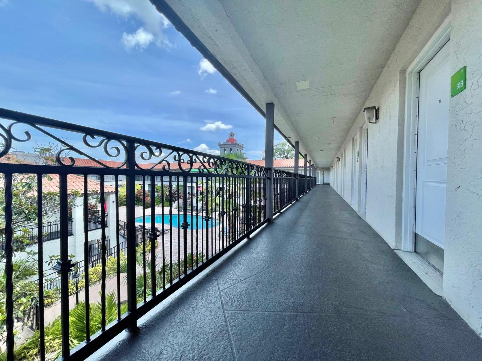 Red Roof Inn Plus & Suites Тампа Экстерьер фото