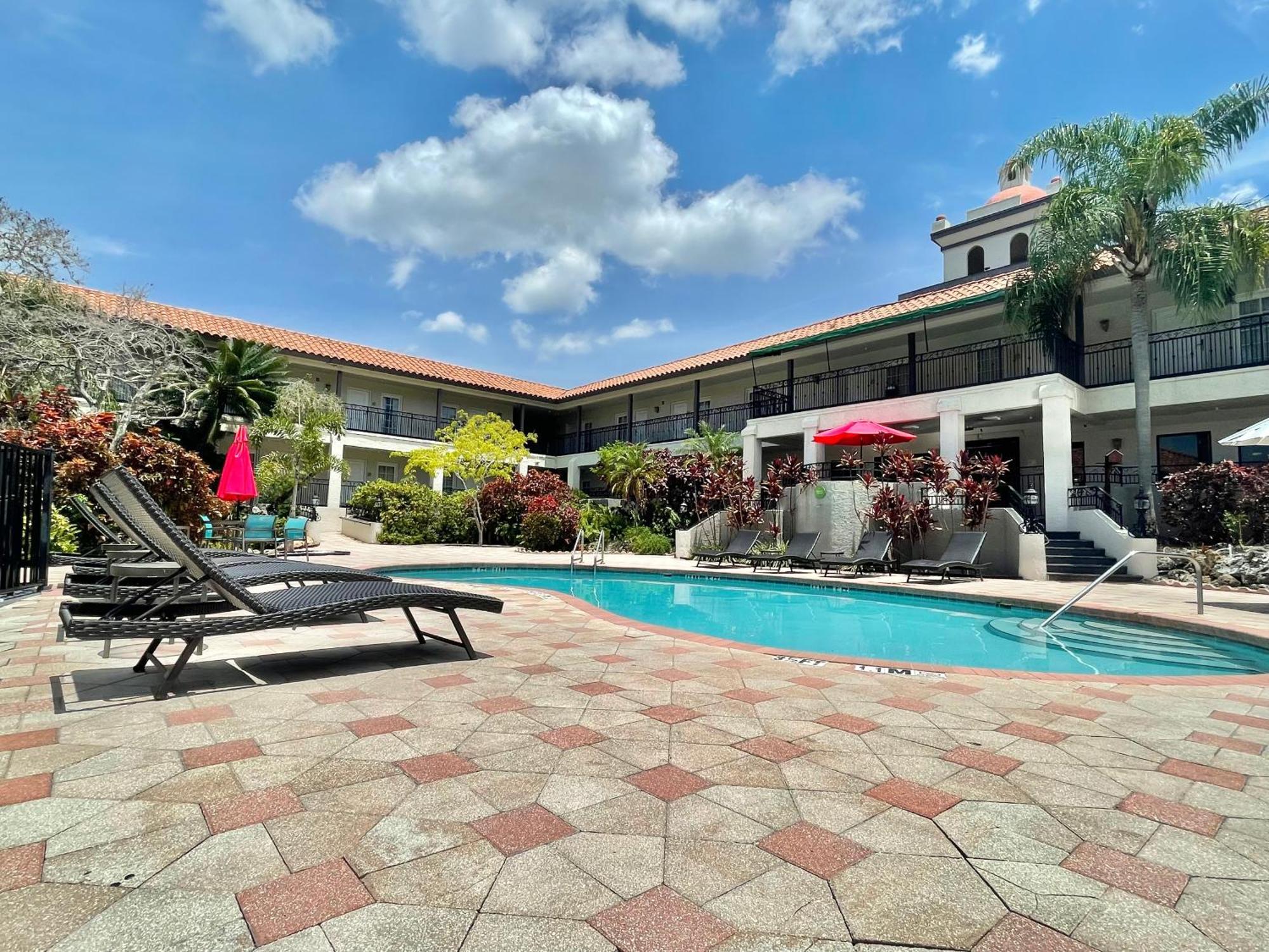 Red Roof Inn Plus & Suites Тампа Экстерьер фото